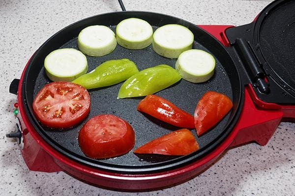 Légumes dans une machine à pizza