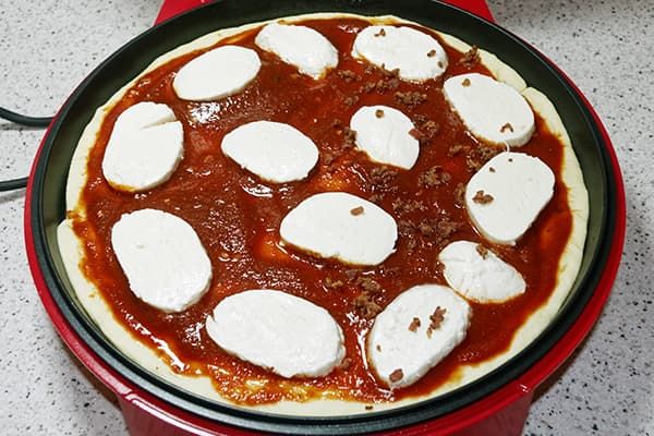 Pizza à la mozzarella dans une machine à pizza