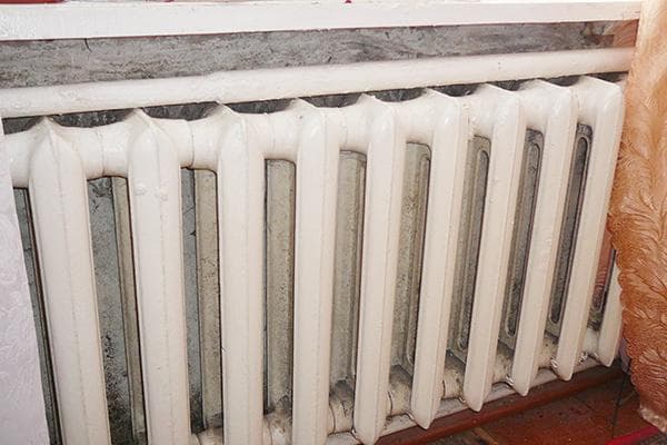 Poussière et saleté derrière la batterie