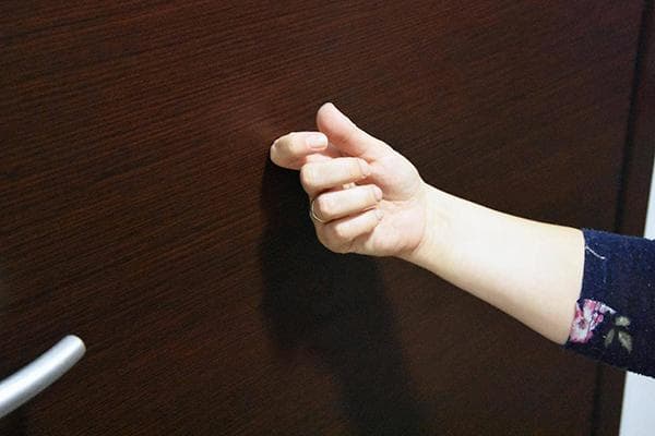 Femme qui frappe à la porte