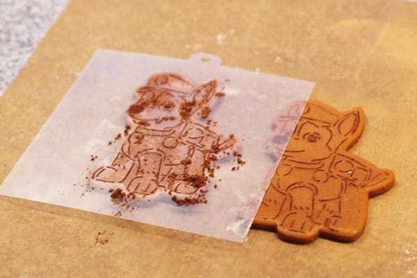 Décoration en pain d'épices au pochoir