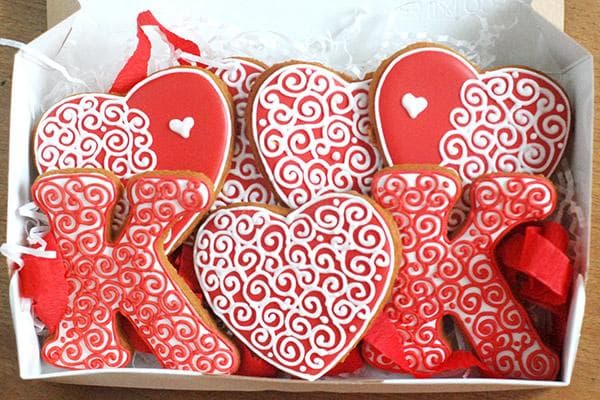 Biscuits au pain d'épice en forme de coeurs et de lettres