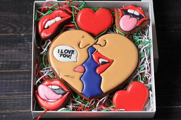 Biscuits au pain d'épice pour la Saint-Valentin dans un style pop art