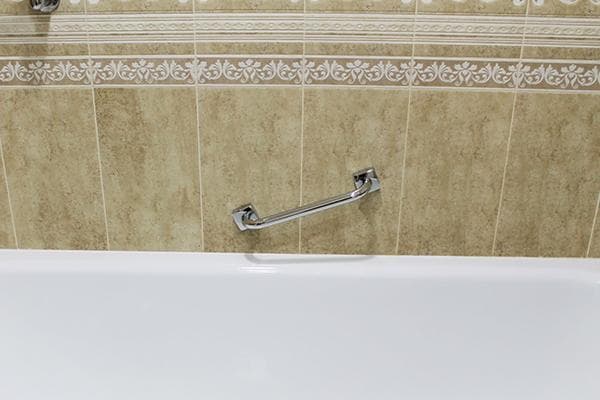Barre d'appui pour une personne âgée dans la salle de bain