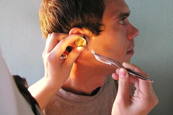 Insertion d'un turunda médical dans l'oreille