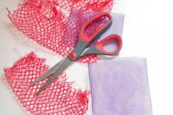 Maille découpée pour confectionner des gants de toilette