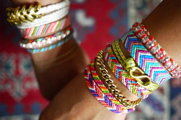 Bracelets en fils multicolores