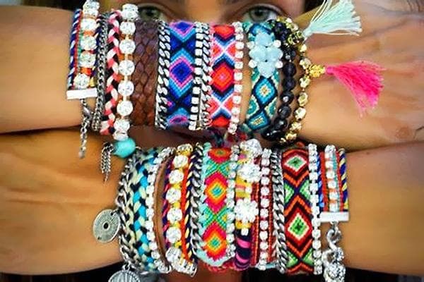 Bracelets multicolores sur les mains