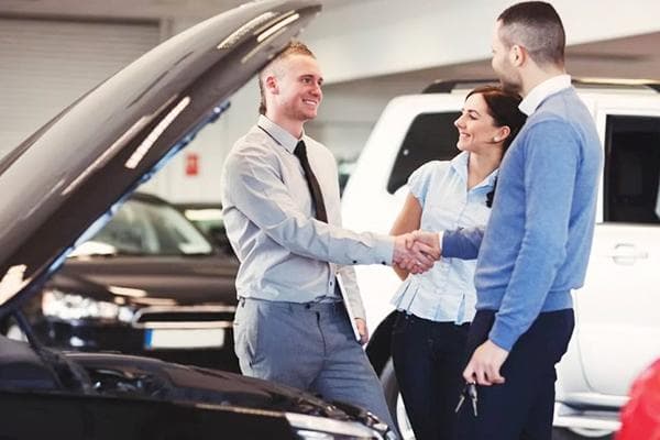 Acheter une voiture dans un showroom