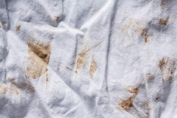 Taches de rouille sur un T-shirt blanc après lavage