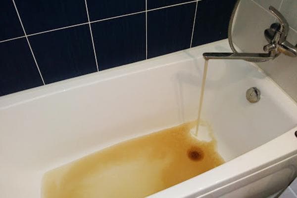 Eau rouillée du robinet de la salle de bain