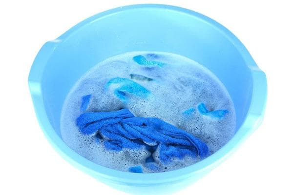 Kigurumi trempé dans une bassine de détachant