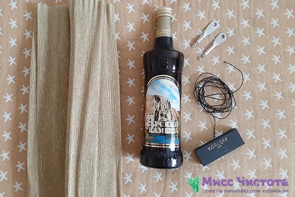 Tout ce dont vous avez besoin pour décorer une bouteille avec du papier ondulé