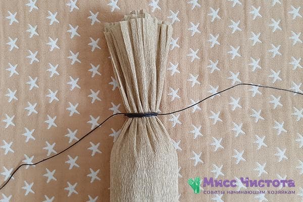 Bouteille enveloppée dans du papier ondulé et attachée avec un cordon ciré