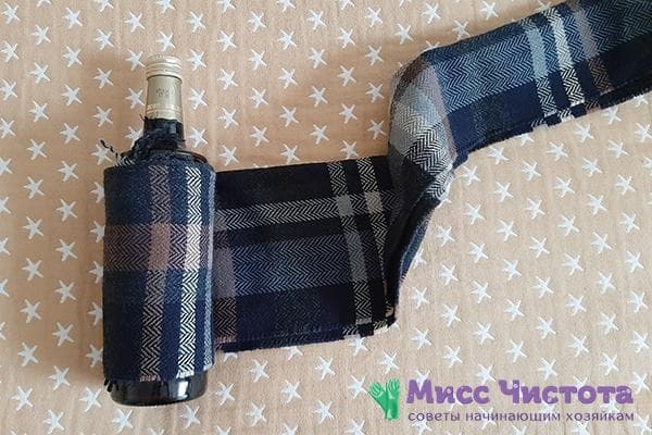 Enrouler un foulard autour d'une bouteille