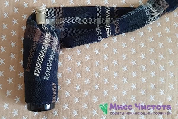 Étape d'emballage d'une bouteille dans un foulard