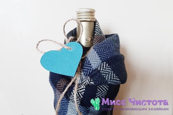 Une bouteille enveloppée dans un foulard et décorée d'un coeur