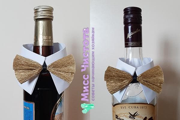 Bouteilles à cols et papillons en papier