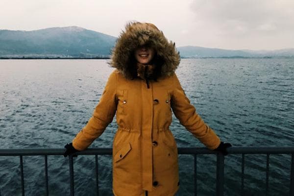 Fille dans un parc d'hiver