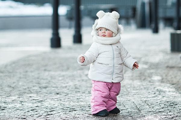 Enfant en vêtements d'hiver