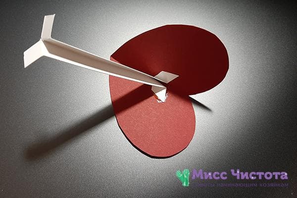 Coeur sur une patte en papier