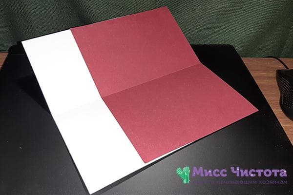 Feuilles de papier blanches et rouges du même format