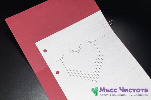 Pochoir pour découper un coeur sur une carte postale