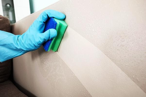 Nettoyer un canapé léger