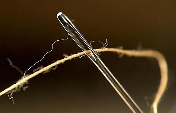 Du fil dans le chas d'une aiguille