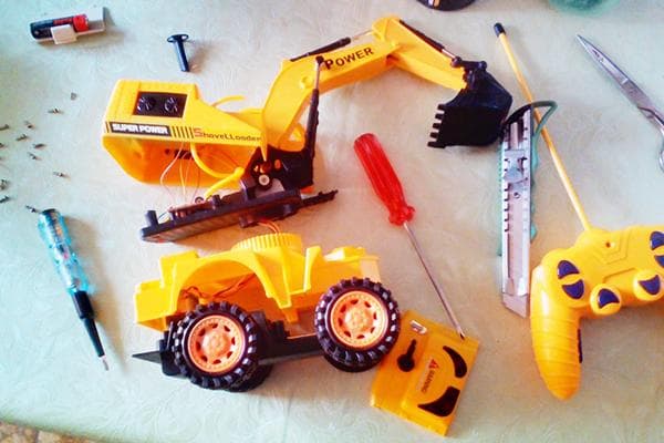 Jouets d'enfants cassés