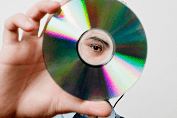 Homme tenant un disque CD