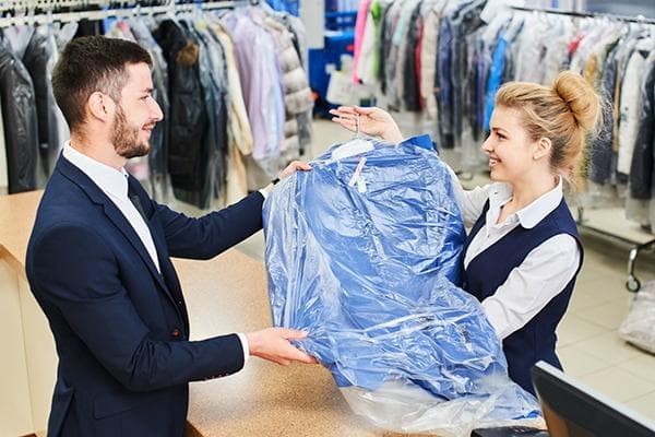 Le client reçoit l'article après nettoyage à sec