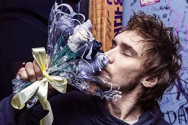 Homme avec un bouquet de chaussettes et de culottes