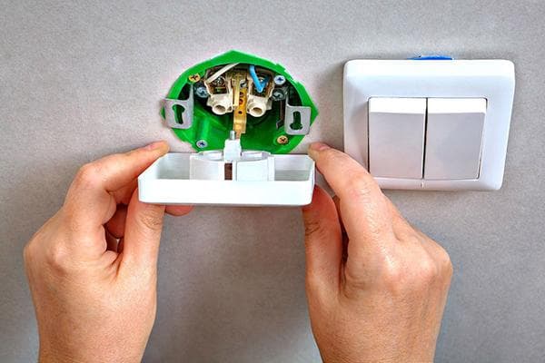 Installation d'une prise dans un boîtier de prise en plastique