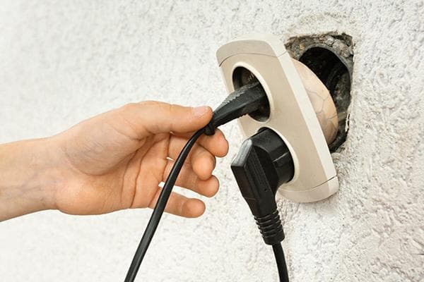 La prise tombe du mur