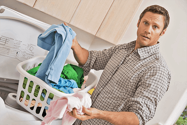 Homme avec un panier de linge sale