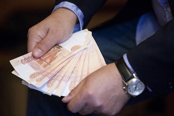 Homme comptant l'argent