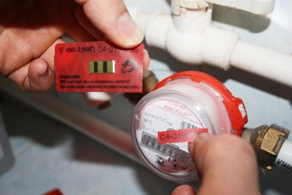 Pose d'un joint antimagnétique sur un compteur d'eau