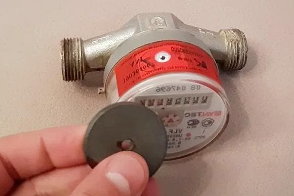 Aimant et compteur avec joint antimagnétique