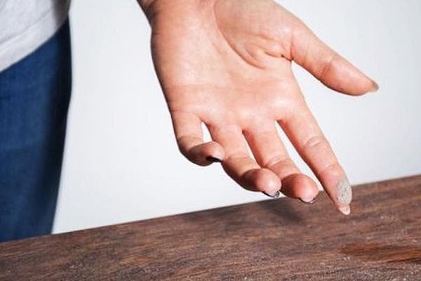 De la poussière sur la table