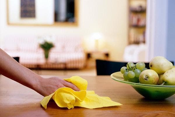 Essuyer la table avec un chiffon