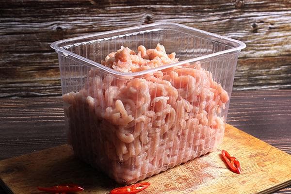 Poulet haché dans un récipient en plastique