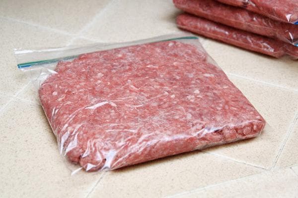 Viande hachée dans un sac de congélation