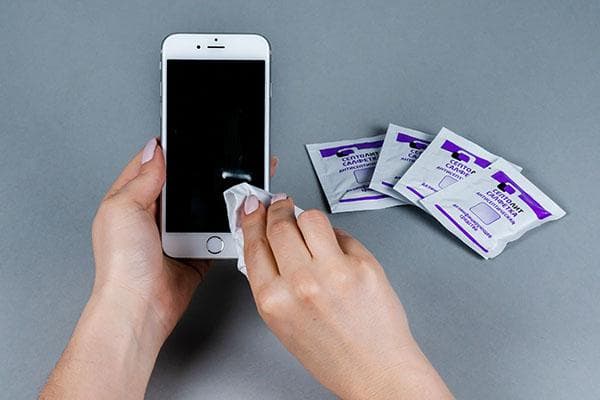 Nettoyer votre téléphone avec des lingettes désinfectantes