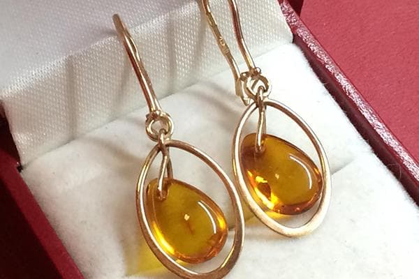 Boucles d'oreilles en or avec ambre