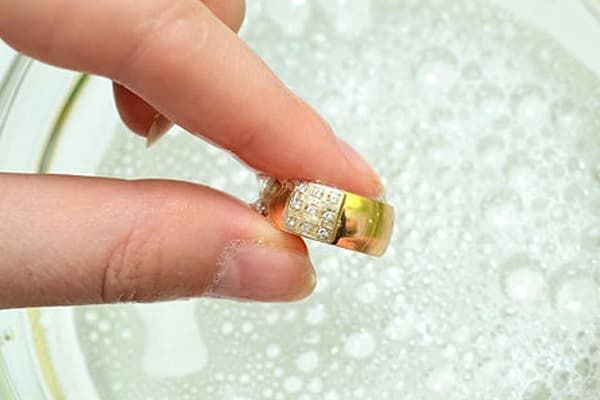 Nettoyer une bague en or
