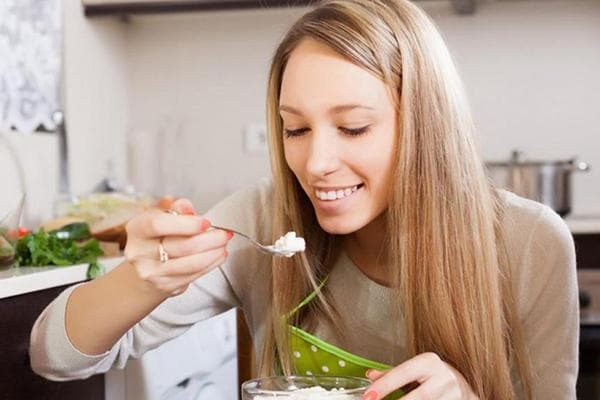 Femme vérifiant la fraîcheur du fromage cottage