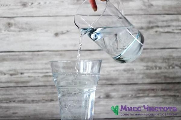 L'eau est versée dans un vase