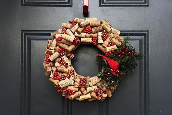 Couronne de Noël réalisée à partir de bouchons de vin