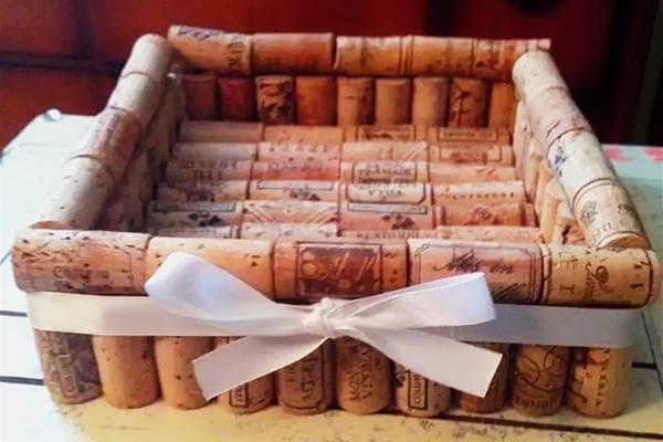 Boîte d'articles divers fabriquée à partir de bouchons de liège